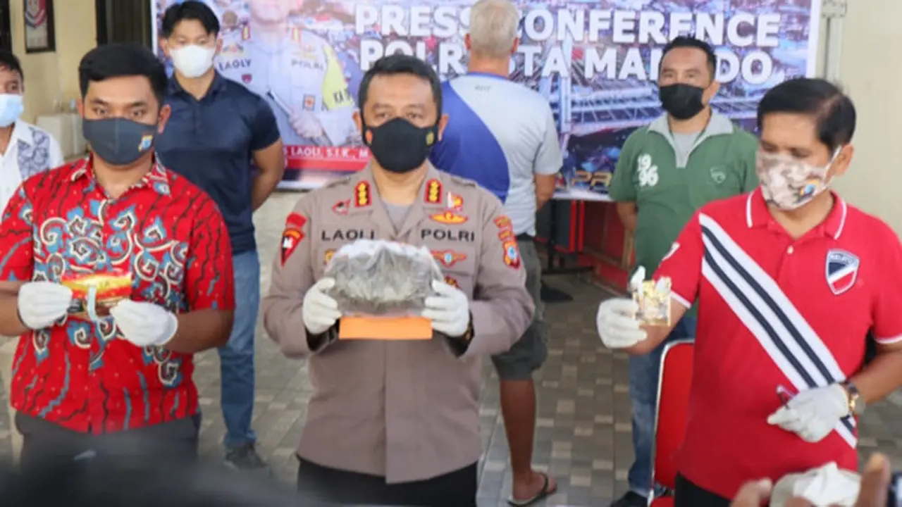 Kapolresta Manado Kombes Pol Elvianus Laoli saat menggelar jumpa pers, Jumat (25/6/2021).