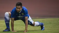 Bek Persib, Wildansyah, melakukan pemanasan saat latihan di Stadion GBLA, Jawa Barat, Kamis (20/7/2017). Persib bersiap menghadapi Persija pada laga Liga 1. (Bola.com/Vitalis Yogi Trisna)