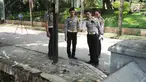 Polisi melakukan olah TKP di lokasi kecelakaan Ketua DPR, Setya Novanto di kawasan Permata Hijau, Jakarta, Jumat (17/11). Dari olah TKP, polisi menyimpulkan kecelakaan yang menimpa Setnov itu kecelakaan tunggal. (Liputan6.com/Helmi Fithriansyah)