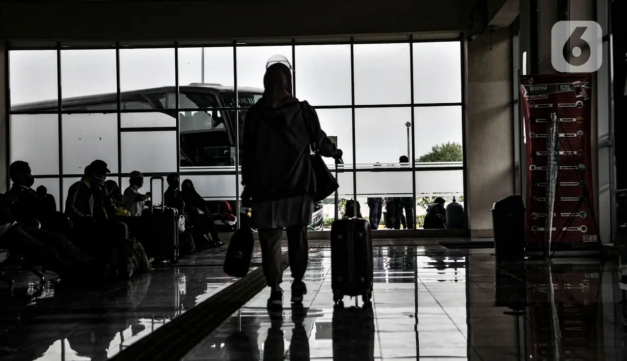 Suasana Terminal Pulogebang di Jakarta, Selasa (27/10/2020). Memasuki libur panjang, jumlah penumpang bus antarkota antarprovinsi (AKAP) di Terminal Pulogebang tujuan Jawa dan Sumatera mengalami peningkatan. (merdeka.com/Iqbal S. Nugroho)