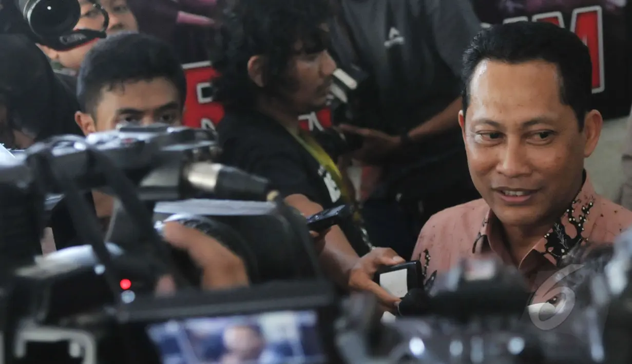 Kabareskrim Komjen Polisi Budi Waseso saat memberikan keterangan di lobi Bareskrim Polri, Jakarta, Jumat (15/5).  Keterangan tersebut terkait pemeriksaan Gubernur Jawa Barat, Ahmad Heryawan tadi pagi. (Liputan6.com/Johan Tallo)
