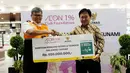 Deputy General Manager PT AEON Indonesia Eddy Effendy Irawan (kanan) secara simbolis menyerahkan donasi senilai 5 juta yen (sekitar Rp.650 juta) kepada Dirut BAZNAS Arifin Purwakananta (kiri) di Jakarta, Jumat (12/10). (Liputan6.com/HO/Arif)