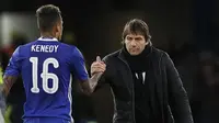 Pelatih Chelsea, Antonio Conte (kanan) memberikan salam kepada pemainnya Kenedy usai laga melawan Brentford pada putaran keempat Piala FA di Stamford Bridge stadium, London (28/1/2017). Chelsea menang 4-0. (AP/Kirsty Wigglesworth)