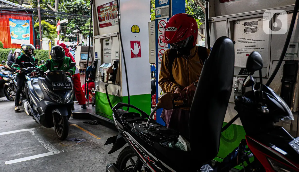 Sejumlah kendaraan mengantri di SPBU kawasan Kuningan, Jakarta, Sabtu (3/9/2022). Pemerintah akhirnya menaikan harga BBM bersubsidi, Adapun harga BBM yang mengalami kenaikan yaitu Pertalite menjadi Rp 10.000 per liter, harga solar menjadi Rp 6.800 per liter dan Pertamax menjadi Rp 14.500 per liter. (Liputan6.com/Faizal Fanani)