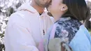 Pasangan artis yang satu ini memang tak sungkan pamer kemesraan di depan publik dan banyak sekali yang menyukainya. Berlatar bunga sakura, dalam foto ini Nagita Slavina mencium Raffi Ahmad. Keduanya memang selalu romantis di berbagai kesempatan.(Liputan6.com/IG/@raffinagita1717)
