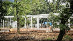 Sejumlah pekerja melakukan revitalisasi Taman Tebet menjadi Tebet Eco Garden di Tebet, Jakarta Selatan, Kamis (14/10/2021). Tebet Eco Garden akan memiliki beragam fasilitas seperti TEG Plaza, Thematic Garden, Wetland Boardwalk, Community Garden, dan Link Bridge. (Liputan6.com/Faizal Fanani)
