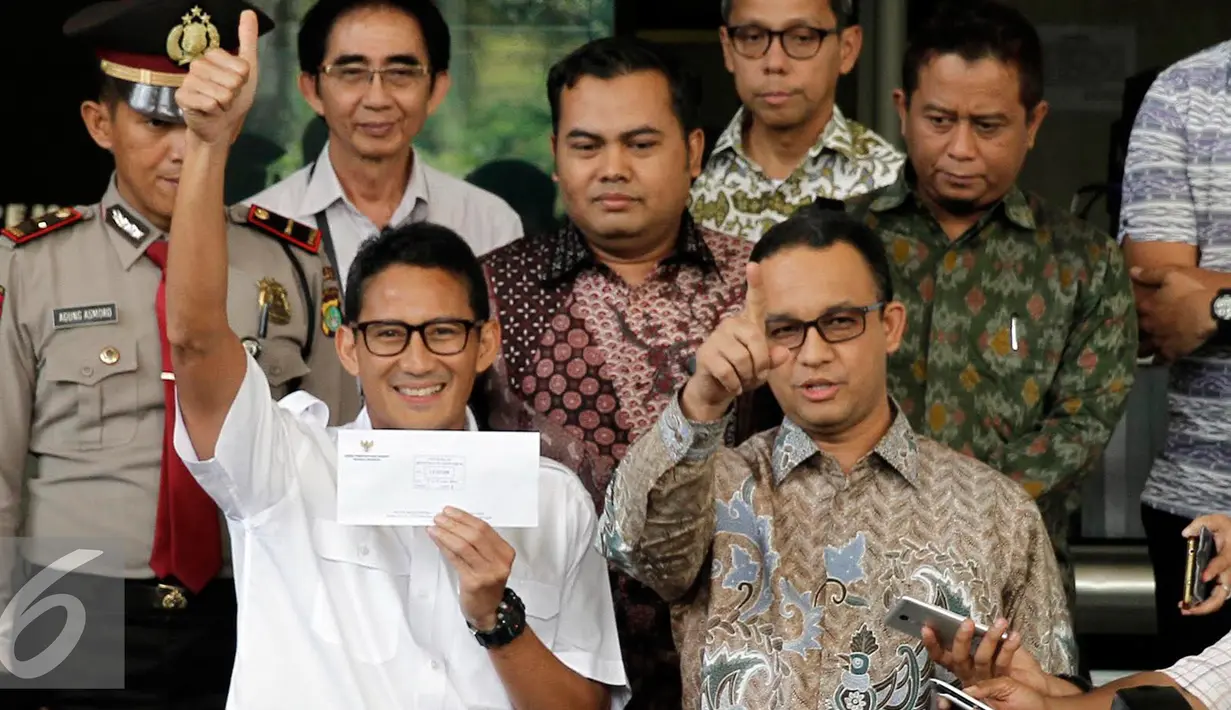 Pasangan Bakal Calon Gubernur dan Wakil Gubernur DKI, Anies Baswedan dan Sandiaga Uno usai mendatangi KPK, Jakarta, Kamis (29/9). Sandiaga menyerahkan dokumen LHKPN terkait pencalonannya di Pikada DKI Jakarta 2017. (Liputan6.com/Helmi Afandi)