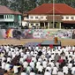 Ribuan masyarakat Kota Tangerang Selatan mengikuti kegiatan Salat Istisqa' di Lapangan Cilenggang, Serpong pada Sabtu (28/10).