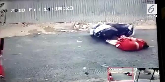 VIDEO: Rekaman Ibu dan Anak Jatuh dari Motor Saat Dijambret