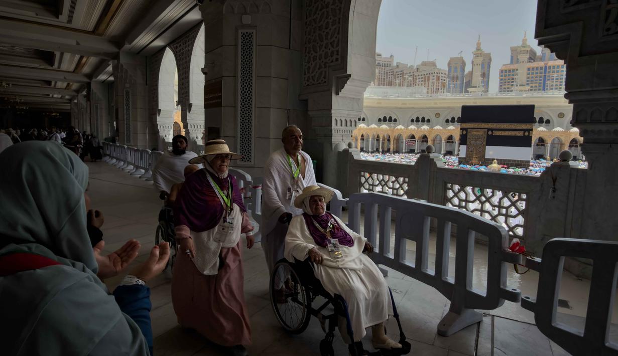 Seorang jemaah Muslim yang menggunakan kursi roda melakukan tawaf mengelilingi Ka'bah, ibadah haji tahunan, di Mekah, Arab Saudi, Kamis 21 Mei 2026. (AP Photo/Altaf Qadri)