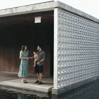 Dalam beberapa potret yang dibagikan, Aaliyah terlihat menikmati waktu santai bersama suami dan sang buah hati di sebuah villa bernuansa tropis dengan arsitektur minimalis yang estetik. [@aaliyah.massaid].