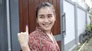 Penyanyi dangdut Ayu Ting Ting menunjukkan tinta pada jarinya usai mencoblos pada Pilkada Serentak 2018 di  TPS 5, Sukma Jaya, Depok, Rabu (27/6). Kota Depok bersiap menentukan gubernur Jawa Barat untuk 5 tahun mendatang. (Liputan6.com/Faizal Fanani)
