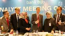 Dirut Bank BJB Ahmad Irfan (ketiga kanan) bersama jajaran Direksi saat analyst meeting triwulan I di Jakarta, Jumat (20/4). BJB berhasil mencatat total aset Rp110,8 trilliun di awal tahun 2018 atau tumbuh 13 persen year on year. (Liputan6.com)