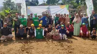Para petani binaan Baznas RI di Desa Mulyajaya, Kecamatan Banjarwangi, Garut, Jawa Barat siap mengoptimalkan potensi bibit varietas jagung hibrida R7 di kawasan pertanian Garut Selatan. (Liputan6.com/Jayadi Supriadin)