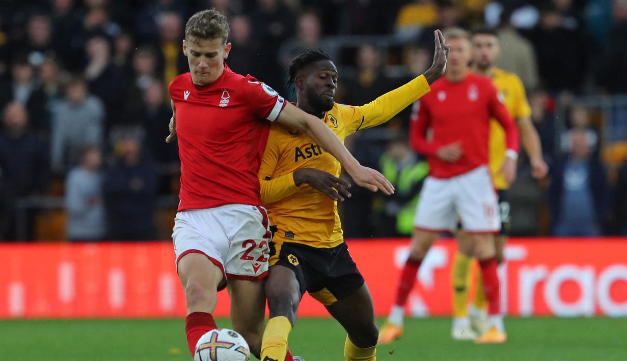 Boubacar Traore kini tengah menjalani musim kedua bareng Wolverhampton Wanderers sejak didatangkan dari FC Metz pada awal musim 2022/2023 dengan status pinjaman yang akhirnya dipermanenkan dengan biaya 11 juta euro pada awal musim 2023/2024. Hanya tampil dalam 10 laga di Liga Inggris saat masa peminjaman, kini ia mengalami peningkatan performa dengan telah bermain dalam 5 laga di Premier League musim ini. Bersama Timnas Mali ia baru mengoleksi satu caps yang menjadi debutnya pada 15 November 2022. (AFP/Geoff Caddick)