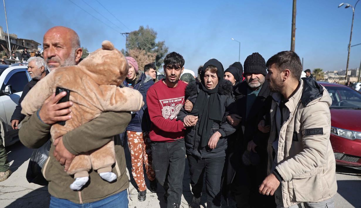 Lebih dari 180.000 orang dilaporkan telah meninggalkan rumah mereka untuk menghindari kekerasan. Tampak dalam foto, warga lingkungan Sheikh Maqsud dievakuasi dari zona berbahaya oleh anggota pasukan keamanan pemerintah Suriah, di Aleppo pada Sabtu 10 Januari 2026. (OMAR HAJ KADOUR/AFP)