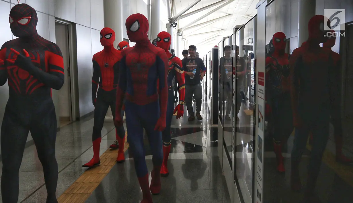 Para Spider-Man yang tergabung dalam komunitas Spider-Verse Indonesia turun dari kereta api ringan atau Light Rail Transit (LRT) di kawasan Jakarta, Minggu (21/7/2019). Dalam aksinya, mereka melakukan penggalangan dana untuk donasi anak penderita hydrocephalus. (Liputan6.com/Johan Tallo)