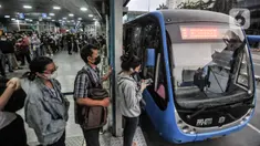 Calon penumpang bus Transjakarta antre untuk menaiki bus di Halte Harmoni, Jakarta, Selasa (10/5/2022). Penumpang bus Transjakarta kembali padat usai warga kembali beraktivitas pascalibur Lebaran. (merdeka.com/Iqbal S. Nugroho)
