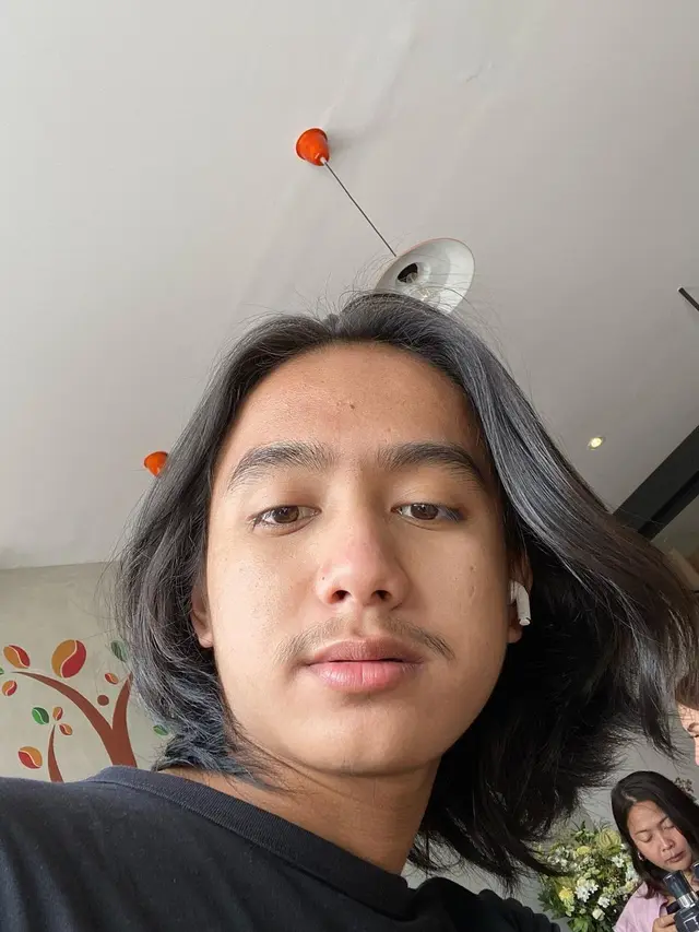 Tampil Gondrong, Ini 7 Potret Bowo Alpenliebe yang Disebut Mirip Iqbaal