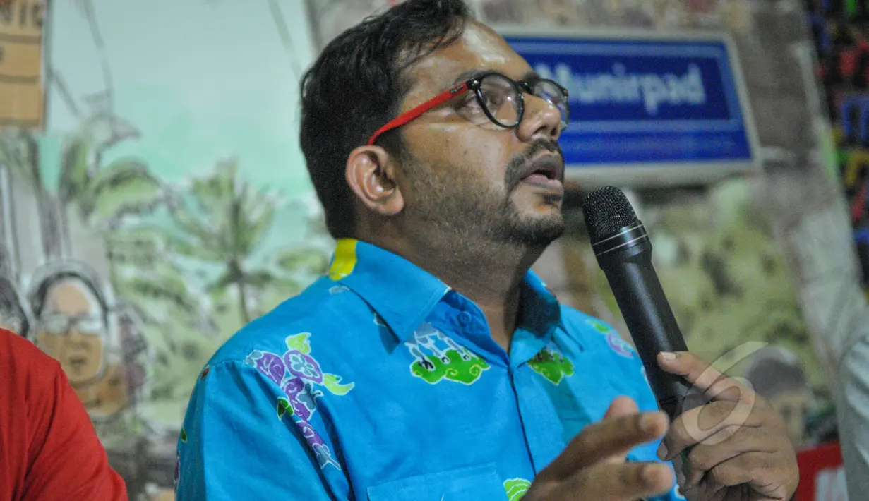 Haris Azhar selaku Koordinator Kontras saat memberikan pernyataan sikap menolak pencalonan Budi Gunawan sebagai Wakapolri maupun Kepala BIN di Kantor Kontras, Jakarta, Selasa (21/4/2015). (Liputan6.com/Faizal Fanani)