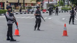 Suasana saat polisi bersenjata berjaga di sekitar Mapolda Riau, Rabu (16/5). Seorang polisi meninggal dalam serangan yang dilakukan kelompok terduga teroris di Mapolda Riau. (WAHYUDI/AFP)