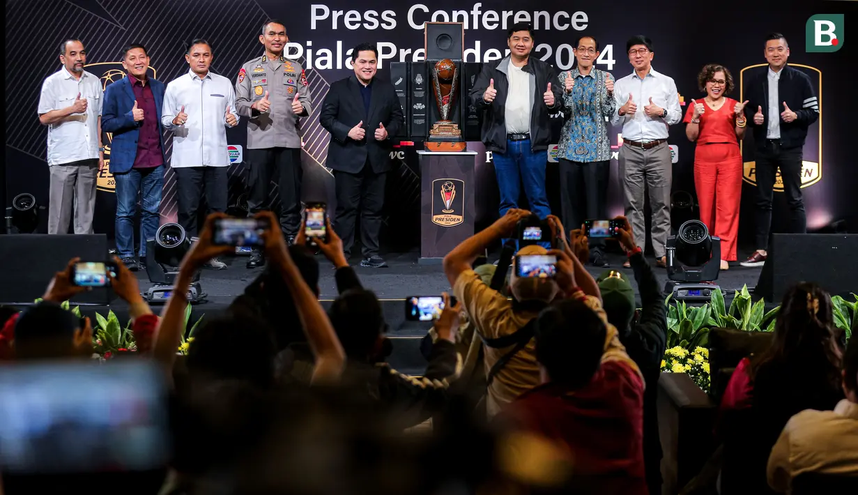 <p>Ketua umum PSSI, Erick Thohir (tengah kiri), Ketua Steering Committee (SC) Piala Presiden 2024, Maruarar Sirait (tengah kanan), dan sejumlah undangan saat konferensi pers yang berlangsung di SCTV Tower, Senayan, Jakarta, Senin (15/07/2024). (Bola.com/Bagaskara Lazuardi)</p>