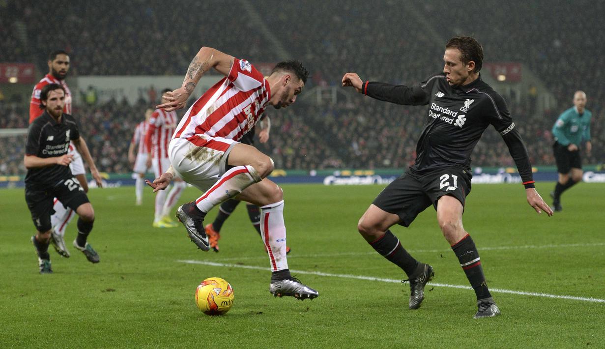 Pemain Stoke City, Geoff Cameron mengecoh pemain Liverpool, Lucas Leiva (kanan)  Pada Leg pertama semi-final Piala Liga Inggris di Stadion Britannia, Stoke-on-Trent, Inggris, Rabu (06/01/2016) dini hari WIB. (AFP Photo/Oli Scarff)