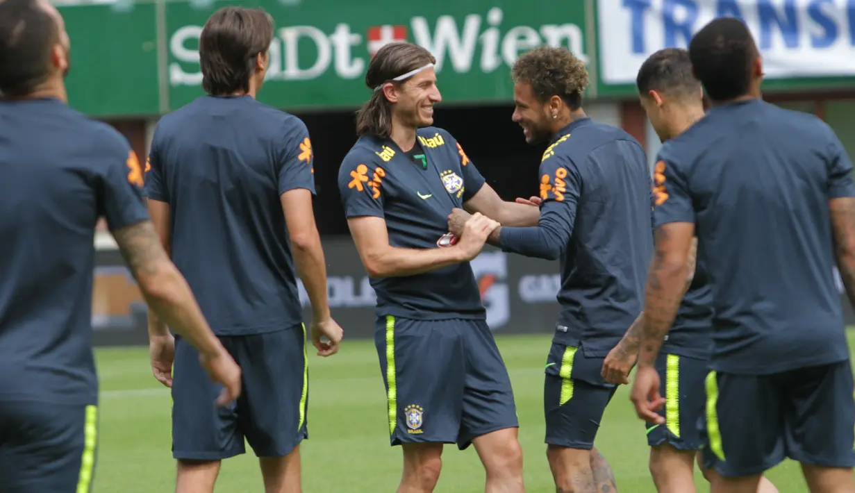 Pemain Brasil, Neymar, bercanda dengan rekannya Filipe Luis saat latihan di Stadion Ernst Happel, Wina, Sabtu (9/6/2018). Latihan ini merupakan persiapan jelang laga ujicoba melawan Austria. (Bola.com/Reza Khomaini)