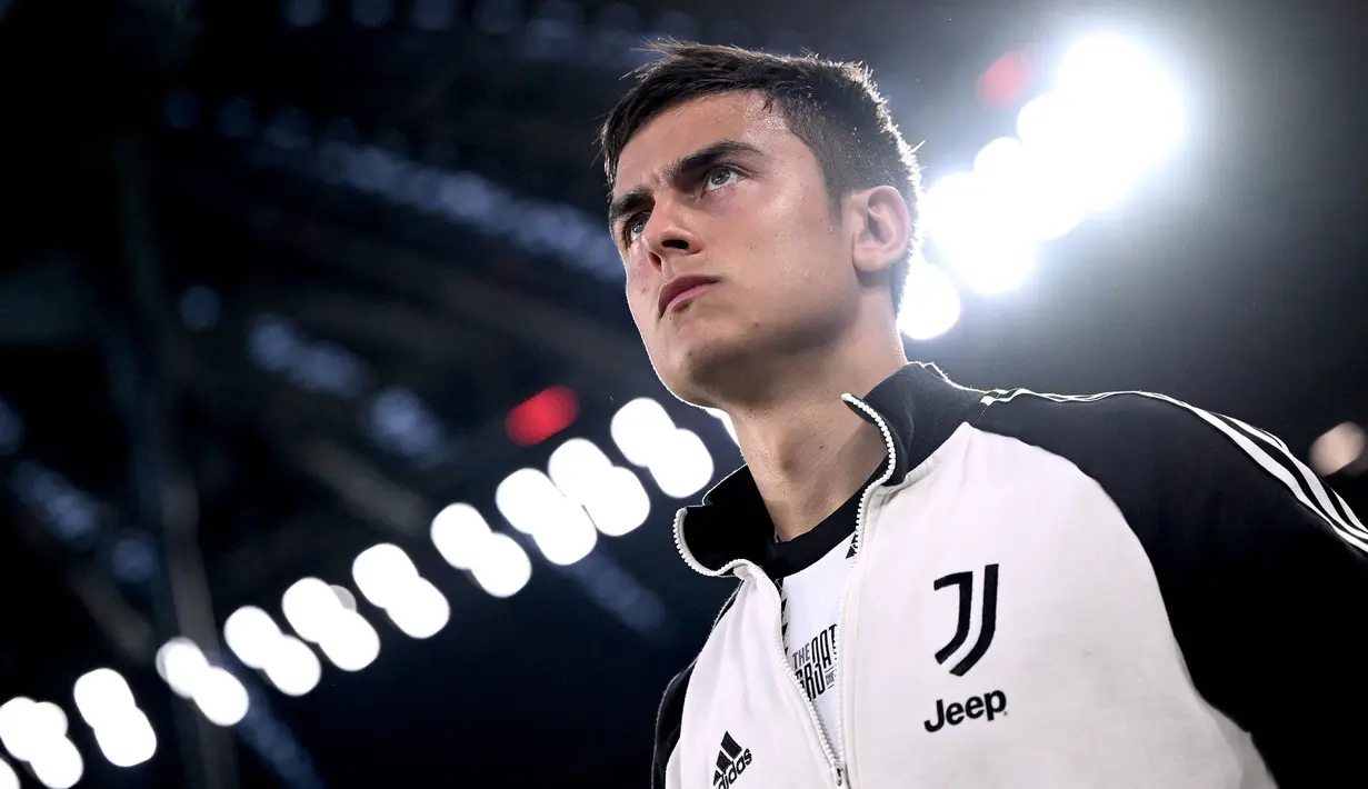 <p>Paulo Dybala akhirnya memutuskan masa depannya untuk merapat ke klub Ibu Kota Italia, AS Roma. Menurut pakar transfer Fabrizio Romano, sang pemain dikontrak selama 3 tahun. Giallorossi mendapatkan Dybala secara gratis usai transfernya di Juventus tidak diperpanjang. Jose Mourinho digadang-gadang merupakan sosok kunci kepindahan penyerang Argentina tersebut. (AFP/Marco Bertorello)</p>