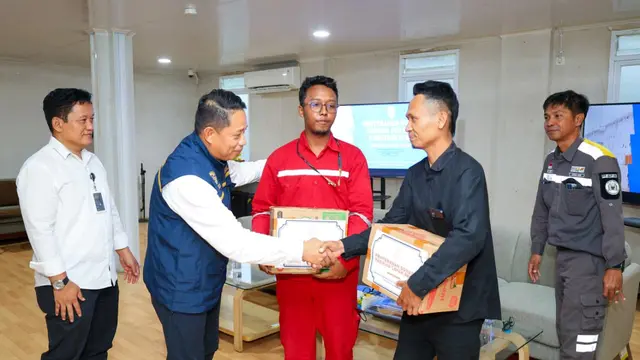 Deputi Bidang Sosial, Budaya, dan Pemberdayaan Masyarakat Otorita IKN Alimuddin menyerahkan bantuan pakaian layak pakai kepada para pekerja terdampak kebakaran di Hunian Pekerja Konstruksi (HPK).
