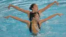 Atlet renang artistik Hong Kong Kawazoe Haruka dan Poon Christie Chi Kiu menampilkan gerakan dalam nomor "Duet Technical Routine" Final Renang Artistik Asian Games 2018 di Aquatic Center GBK, Jakarta, Senin (27/8). (ANTARA FOTO/INASGOC/M Risyal Hidayat)