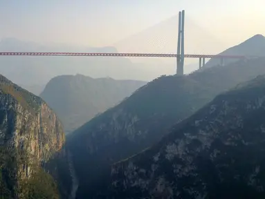 Gambar yang diambil pada 28 Desember 2016 menunjukkan jembatan Beipanjiang di dekat Bijie, Provinsi Guizhou, China. Jembatan baru yang berada di wilayah barat daya China itu diklaim sebagai jembatan tertinggi di dunia. (STR / AFP)