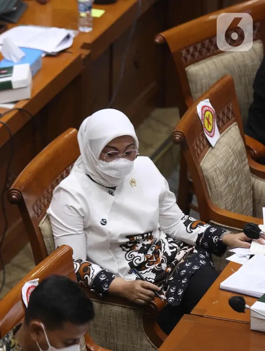Menteri Tenaga Kerja Ida Fauziah mengikuti rapat dengar pendapat dengan Komisi IX DPR di Komplek Parlemen, Jakarta, Rabu (7/4/2021). Dalam rapat tersebut Komisi IX menyampaikan bahwa Kementerian Tenaga Kerja agar memperhatikan nasib kesejahteraan wartawan. (Liputan6.com/Angga Yuniar)
