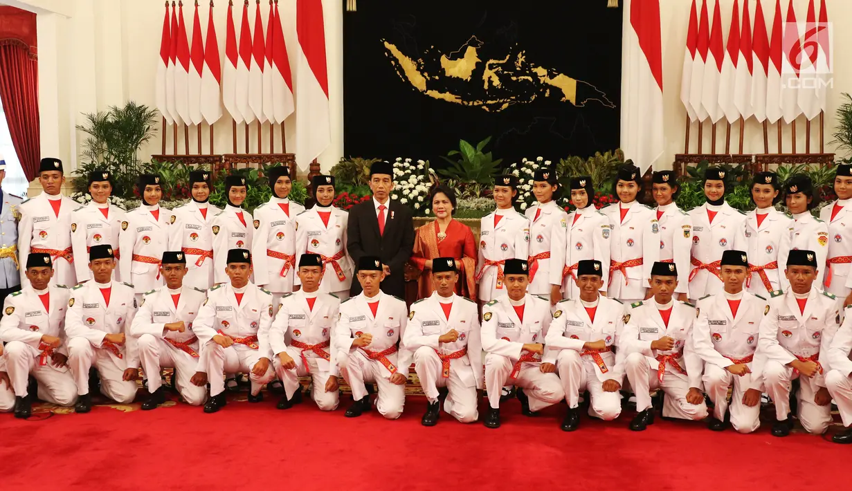 Presiden Jokowi didampingi Ibu Iriana berfoto bersama Paskibraka Nasional 2017 saat pengukuhan di Istana Negara, Jakarta, Selasa (15/8). (Liputan6.com/Angga Yuniar)