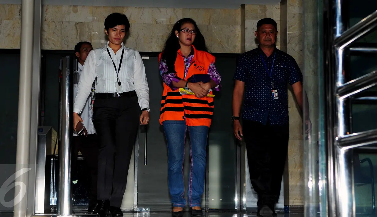 Damayanti Wisnu Putranti berjalan keluar gedung KPK usai diperiksa sebagai tersangka, Jakarta, Senin (29/2/2016). Damayanti diperiksa KPK terkait kasus suap proyek di Kementerian Pekerjaan Umum dan Perumahan Rakyat. (Liputan6.com/Helmi Afandi)