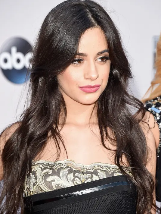 Saat melakukan wawancara di ‘The Late Late Show’ bersama host James Corden, baik Shawn Mendes maupun Camila Cabello menyangkal jika keduanya memiliki hubungan khusus. James Corden pun mengatakan jika ia tak percaya perkataan mereka. (AFP/Bintang.com)