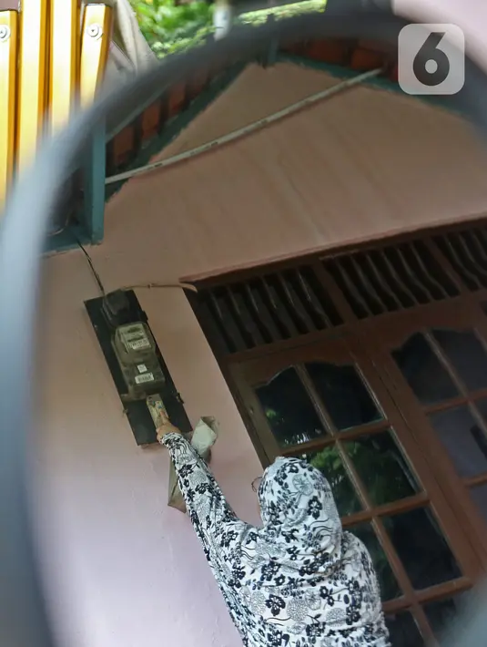 Warga memeriksa meteran listrik di kawasan Matraman, Jakarta, Kamis (2/4/2020). Pemerintah menggratiskan biaya tarif listrik bagi konsumen 450 Volt Ampere (VA) dan pemberian keringanan tagihan 50 persen kepada konsumen bersubsidi 900 VA mulai April hingga Juli 2020. (Liputan6.com/Herman Zakharia)