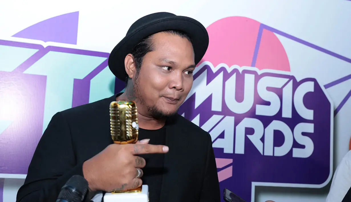 "Kita memang lagi minta, jadi biar capek sekalian terus tutup pabrik deh. Kalau bisa dikasih sih secepatnya, biar capeknya sekalian”. (Deki Prayoga/Bintang.com)