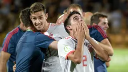 Para pemain Spanyol merayakan gelar juara Piala Eropa U-19 usai mengalahkan Portugal di Yerevan, Armenia, Sabtu (27/7). Spanyol menang 2-0 atas Portugal. (AFP/Karen Minasyan)