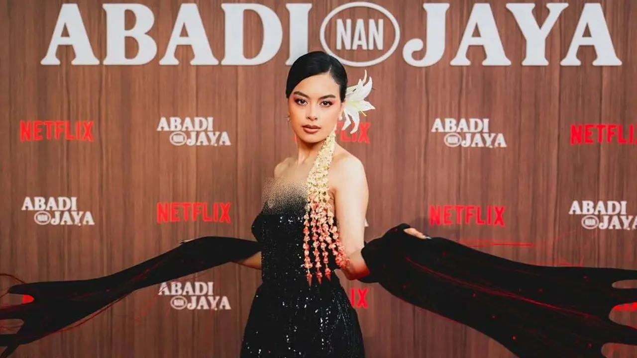 5 Potret Gaya Memukau Eva Celia di Pemutaran Perdana Film Zombie 'Abadi Nan Jaya'