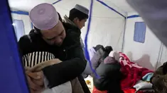 Ma Lianqiang memeluk putrinya saat mereka berduka atas kematian istri dan ibunya yang tewas akibat gempa bumi di Desa Yangwa dekat Kota Dahejia di Provinsi Gansu, China barat laut, Rabu (20/12/2023). (AP Photo/Ng Han Guan)