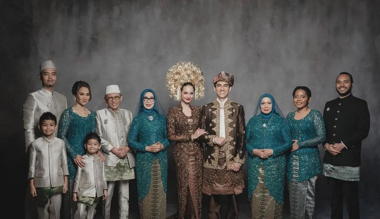 Potret kebersamaan lengkap Enzy Storia dengan keluarganya dan keluarga Molen Kasetra saat menikah. Dalam busana pengantin adat bernuansa cokelat keemasan yang super cantik, keluarga kedua mempelai memilih busana bernuansa kehijauan yang tak kalah cantik.