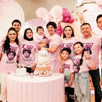 Ulang tahun Ameena Hanna Nur Atta yang pertama ini dirayakan hanya bersama keluarga. Dalam momen tersebut tak hanya ada Aurel dan Atta, tapi ada pula keluarga Anang Hermansyah dan keluarga Krisdayanti serta Thoriq Halilintar. (Liputan6.com/IG/@attahalilintar)