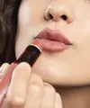 Lip contouring memanfaatkan permainan garis, warna, dan cahaya untuk menciptakan ilusi bibir yang tampak lebih penuh dan berdimensi tanpa prosedur tambahan. (Foto/Dok: Magnific)