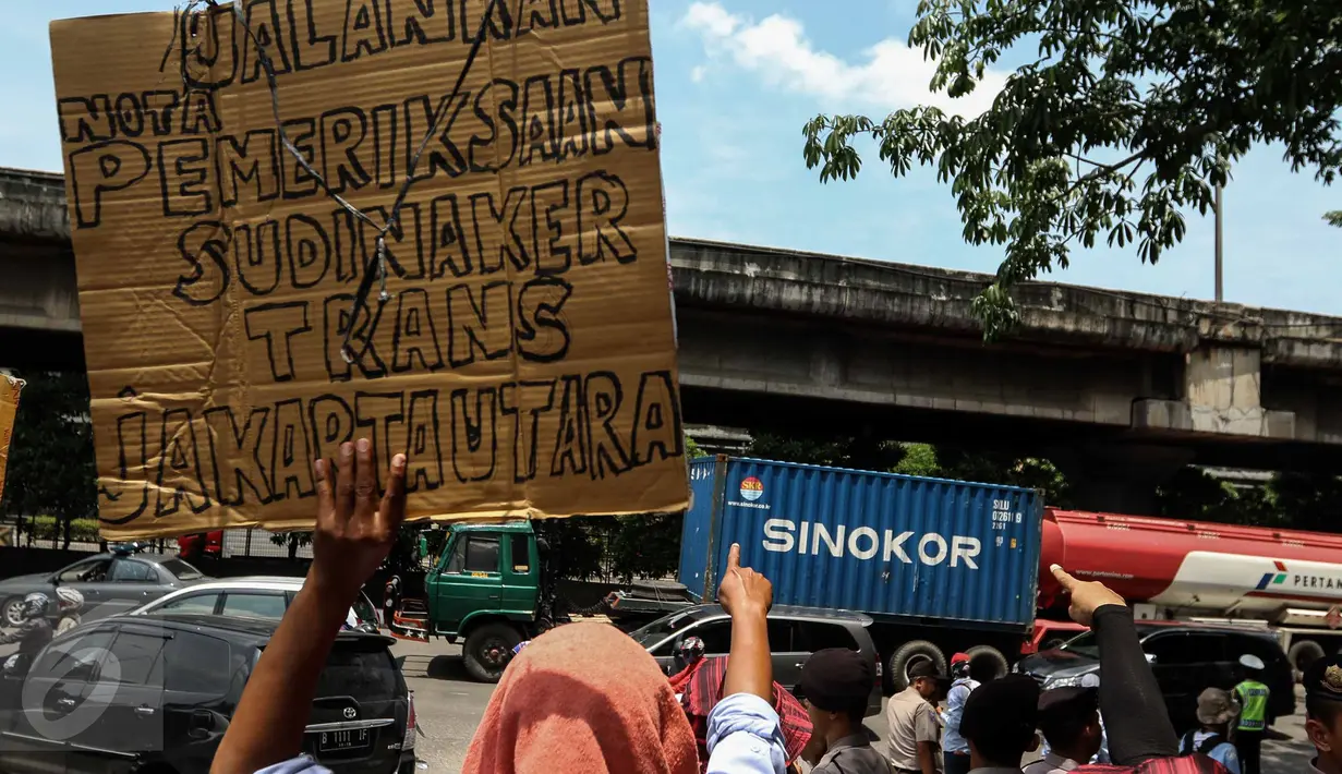 Sejumlah AMT (Awak Mobil Tangki) berteriak saat truk Pertamina yang beroperasi masih melintas, sementara mereka melakukan mogok kerja dan unjuk rasa di Depot Pertamina Plumpang, Jakarta, Selasa (1/11). (Liputan6.com/Faizal Fanani)