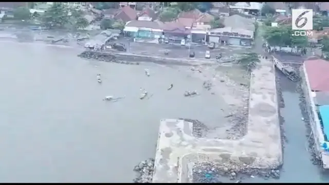 Kerusakan rumah dan bangunan di pinggir pantai Kalianda akibat terjangan tsunami terlihat jelas dari pantauan udara.