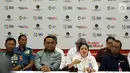 Menko PMK Puan Maharani bersama Menpan-RB yang juga sebagai CdM Asian Games 2018 Syafruddin memberikan keterangan kepada wartawan pasca penyelenggaraan Asian Games 2018 di kantor Kemenko PMK, Jakarta, Senin (3/9). (Liputan6.com/Johan Tallo)