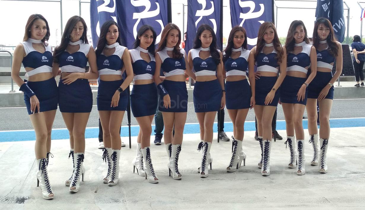 Para Umbrella Girl berpose saat Asia Road Racing Championship (ARRC) 2017 di Sirkuit Buriram, Thailand, Sabtu (2/12/2017). Kehadiran para umbrella girl menjadi daya tarik tersendiri di lintasan balap. (Bola.com/Muhammad Wirawan)