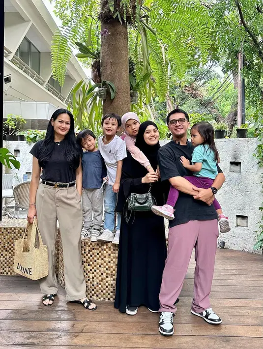 Kebersamaan Donna Harun bersama keempat cucunya. [Foto: Instagram/donnaharunofficial]