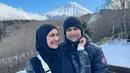 Dalam momen liburannya ke Negeri Sakura, Shireen Sungkar dan Teuku Wisnu mengunjungi berbagai tempat yang indah. Salah satunya ialah dengan menikmati pemandangan alam dengan pemandangan Gunung Fuji. (Liputan6.com/IG/@shireensungkar)